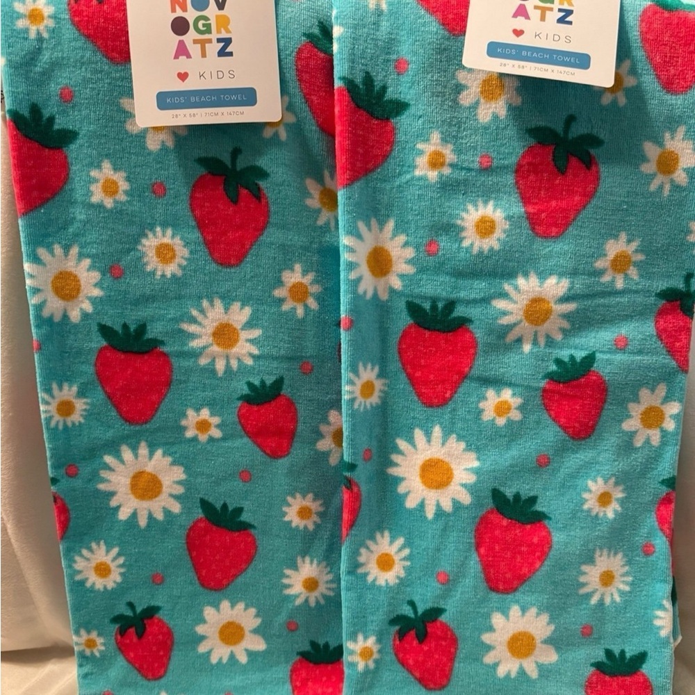 Novogratz Strawberry Towels (2)